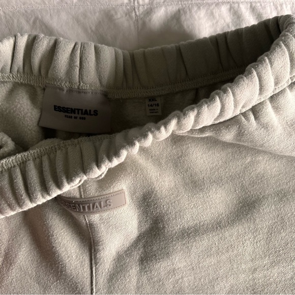 Essentials FOG Sweatshorts - Picture 3 of 4